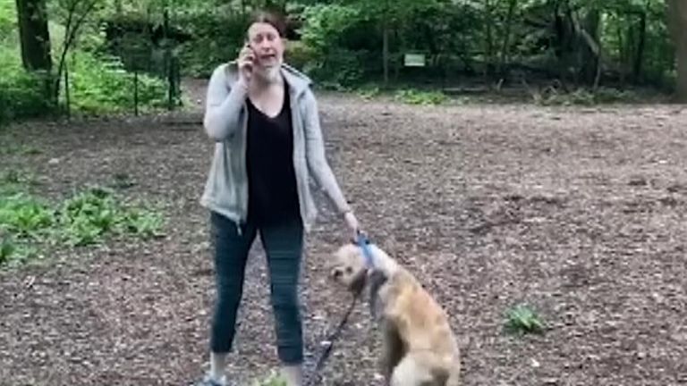 Amy Cooper a été licenciée après que des images la montrent en train d'appeler les flics sur un homme noir qui observait les oiseaux et lui a demandé de tenir son chien en laisse