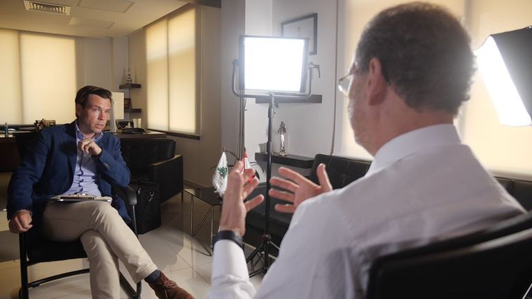 M. Nehme, à droite, s'est entretenu avec Mark Stone de Sky News, à gauche