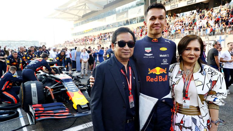 Le père de Worayuth, Chalerm Yoovidhya (à gauche) a hérité de l'entreprise Red Bull de son père