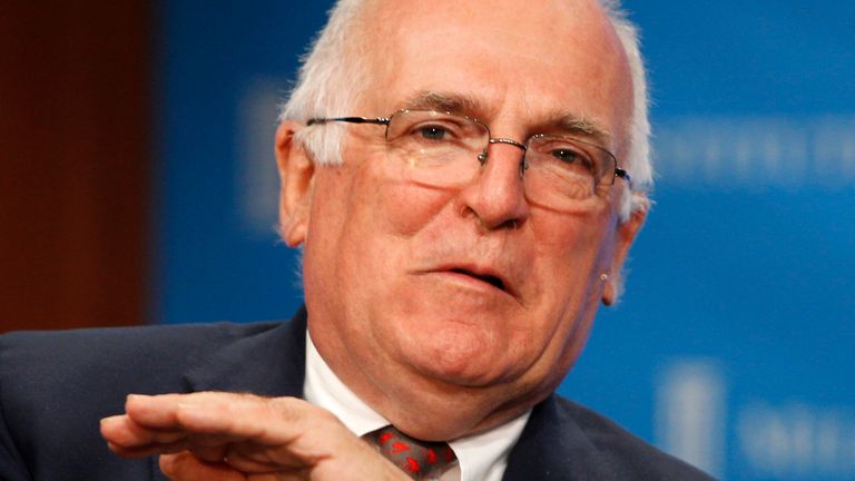 Sir Richard Dearlove, maître du Pembroke College, Cambridge;  l'ancien chef du British Secret Intelligence Service (MI6) participe à la table ronde 