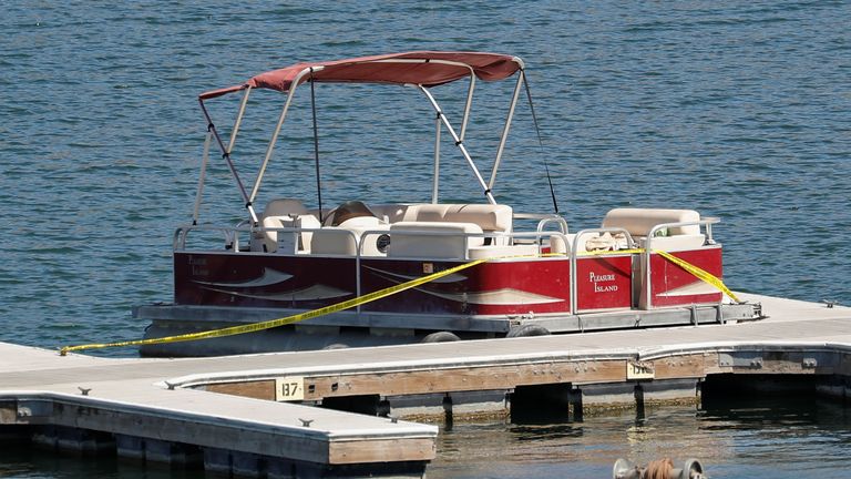Le bateau que l'actrice Naya Rivera utilisait lorsqu'elle a disparu est vu sur le lac Piru
