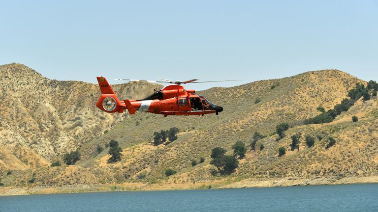 Un hélicoptère de la Garde côtière américaine survole le lac Piru