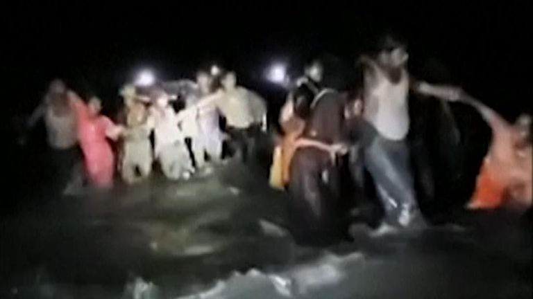 Plus de 300 réfugiés rohingyas ont été secourus à Cox's Bazar, au Bangladesh, le 15 avril après avoir dérivé en mer pendant des semaines sans avoir réussi à atteindre la Malaisie.