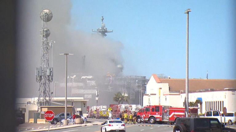 Les pompiers se sont battus à travers une épaisse fumée sur l'USS Bonhomme Richard à San Diego