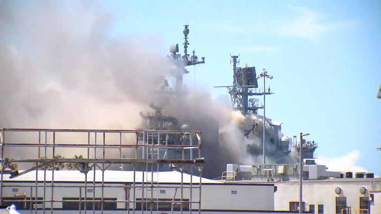 Une explosion a été suivie d'un incendie et de beaucoup de fumée sur le navire