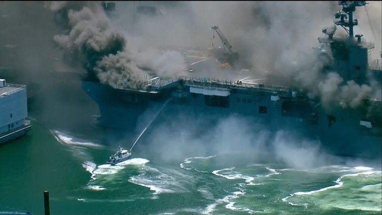 De plus petits bateaux essayaient d'arroser le feu sur le navire