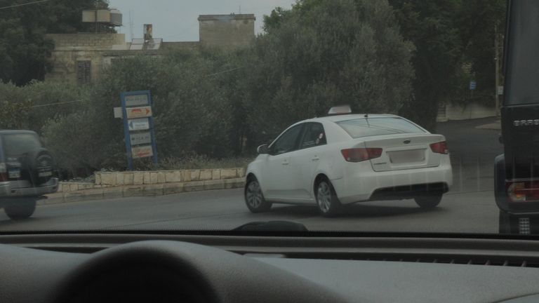 Sarah a été emmenée en sécurité dans un taxi avec un organisme de bienfaisance local