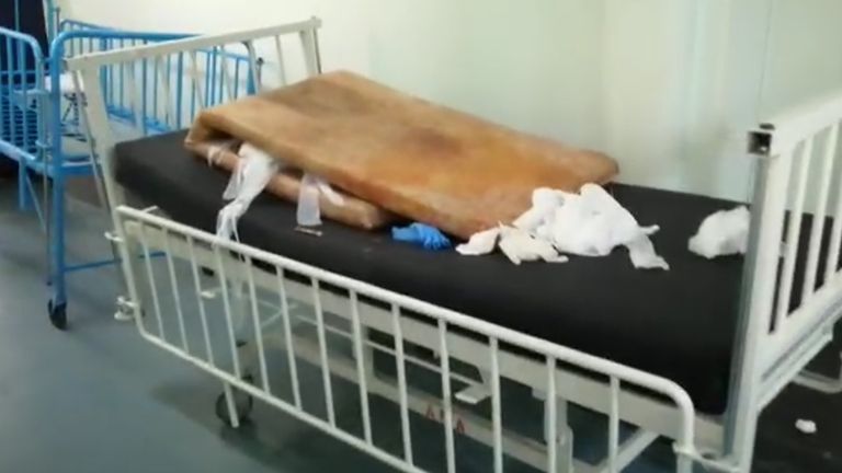 Des lits recouverts de crasse encombraient également les couloirs de l'hôpital Livingstone
