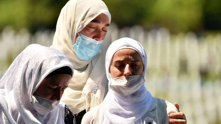 Les femmes musulmanes bosniaques portant des masques pleurent devant le cercueil d'une victime nouvellement identifiée