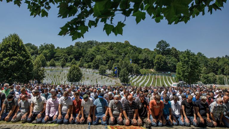 Les musulmans bosniaques prient pendant les funérailles de masse au mémorial et au cimetière de Potocari près de Srebrenica