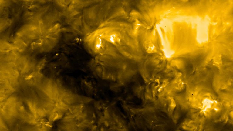 Des `` feux de camp '' - éruptions solaires miniatures - ont été vus sur toute la surface du soleil