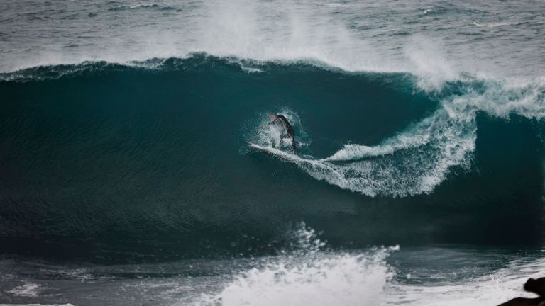 Les surfeurs de Cape Solander à Sydney ont ignoré les avertissements pour éviter l'eau car ils ont profité des grosses vagues
