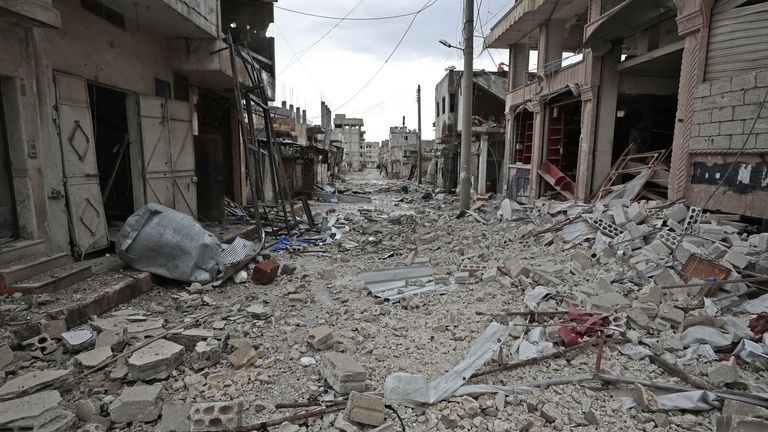 Des débris remplissent les rues de Sarmin, une ville proche d'Idlib, dans le nord-ouest de la Syrie