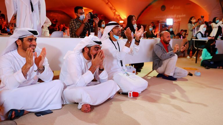Les gens réagissent en regardant un grand écran affichant le lancement de la sonde Hope depuis l'île de Tanegashima au Japon, au centre spatial Mohammed bin Rashid à Dubaï, aux Émirats arabes unis, le 20 juillet 2020