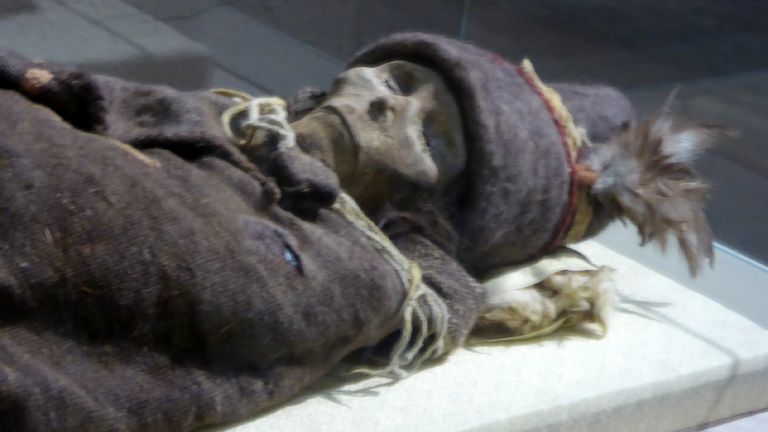 Un corps momifié vieux de 3800 ans retrouvé au bord du bassin du Tarim au Xinjiang, qui aurait des caractéristiques européennes et autres