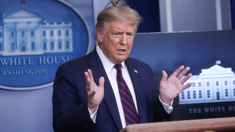   Le président Donald Trump prend la parole lors d'un point de presse sur la réponse à la maladie à coronavirus (COVID-19) à la Maison Blanche à Washington