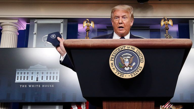 Le président Donald Trump parle de brandir son masque facial lors d'une conférence de presse dans la salle de conférence de presse Brady à la Maison Blanche 