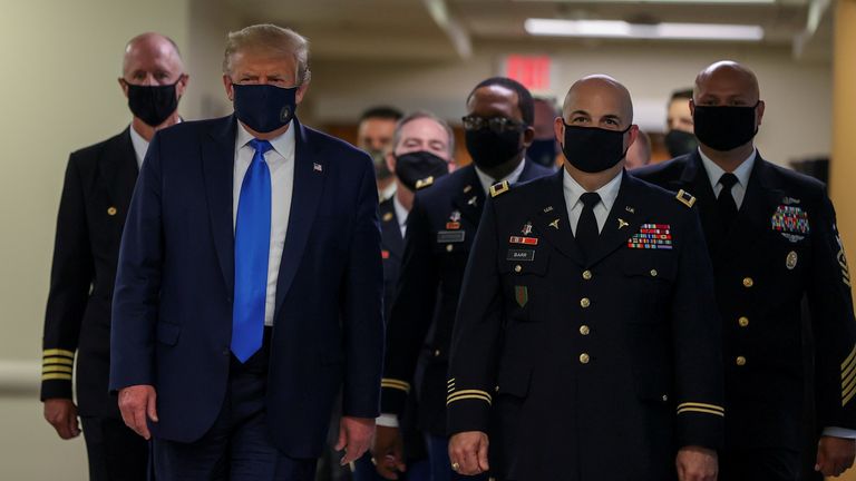 Le président Donald Trump porte un masque lors d'une visite au centre médical militaire national Walter Reed à Bethesda