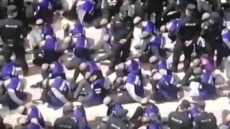 Une vidéo est apparue montrant des prisonniers ouïghours attachés et les yeux bandés dans une gare en Chine