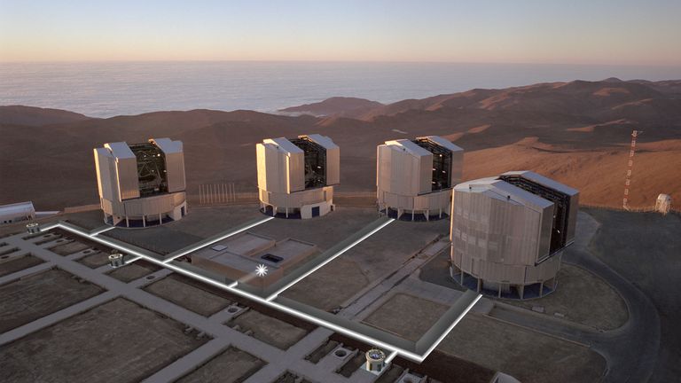 Le VLT dans l'Atacama, surplombant l'océan Pacifique.  Photo: ESO