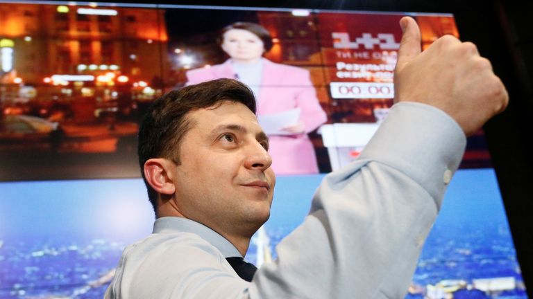 L'acteur de bande dessinée et candidat présidentiel ukrainien Volodymyr Zelenskiy donne un coup de pouce alors qu'il visite son siège de campagne à la suite d'une élection présidentielle à Kiev, en Ukraine, le 31 mars 2019