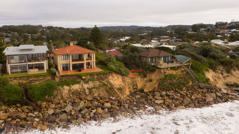 Les maisons en bord de mer ont été évacuées car elles risquaient de s'effondrer dans la mer