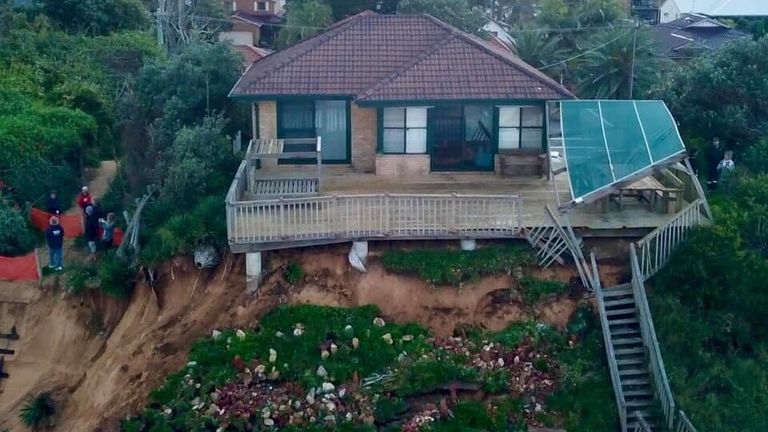 Des pompiers ont été appelés dans des maisons d'Ocean View Drive, Wamberal, car ils risquaient de s'effondrer.  Photo: Caserne de pompiers Terrigal / Anthony Parry