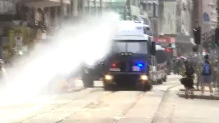 Canon à eau utilisé sur des manifestants à Hong Kong