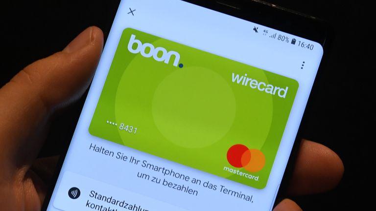Photo prise le 18 septembre 2018 montre la carte de crédit numérique sur un téléphone mobile en démonstration au siège de la société de technologie et de services financiers Wirecard à Aschheim près de Munich, dans le sud de l'Allemagne.