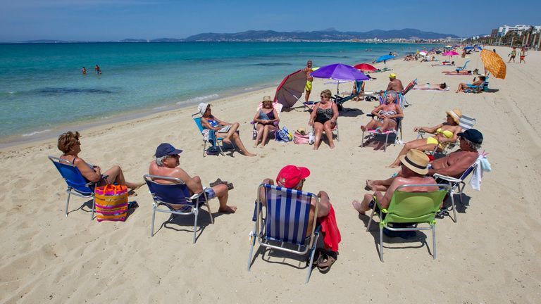 Les gens prennent le soleil sur la plage de Palma à Palma de Majorque 