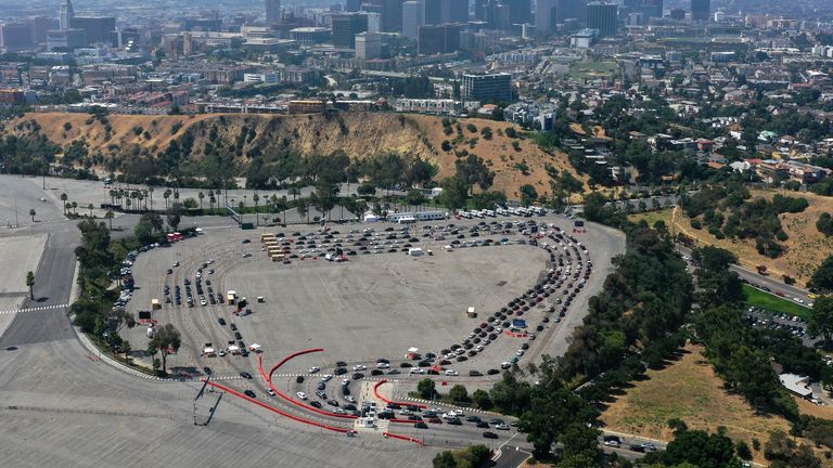 Des voitures font la queue pour un centre de test de coronavirus accessible en voiture à Los Angeles où le verrouillage a été rétabli