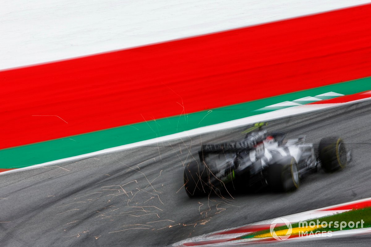 Des étincelles volent de l'arrière de Pierre Gasly, AlphaTauri AT01