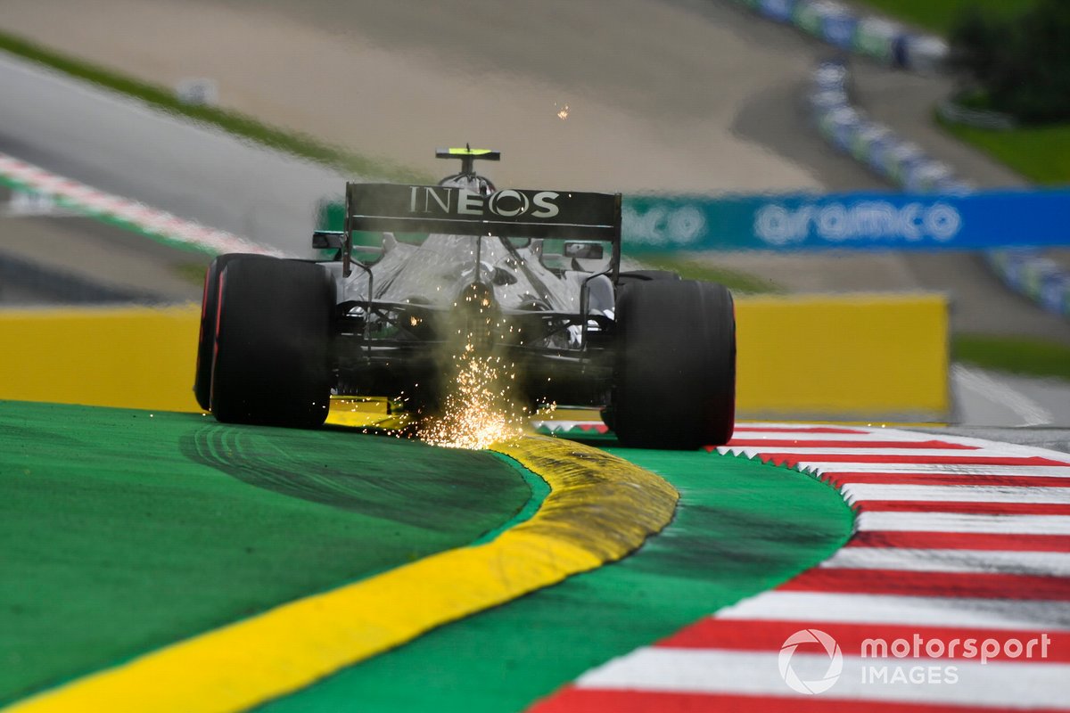 Des étincelles volent de l'arrière de Valtteri Bottas, Mercedes F1 W11