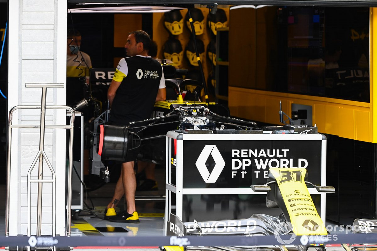 Renault F1 Team RS20 est travaillé dans le garage de l'équipe