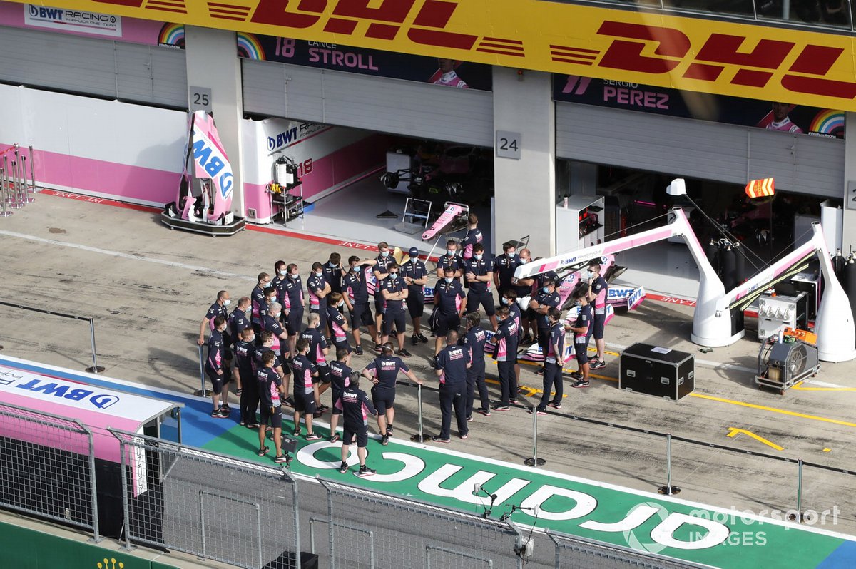 L'équipe Racing Point devant le garage
