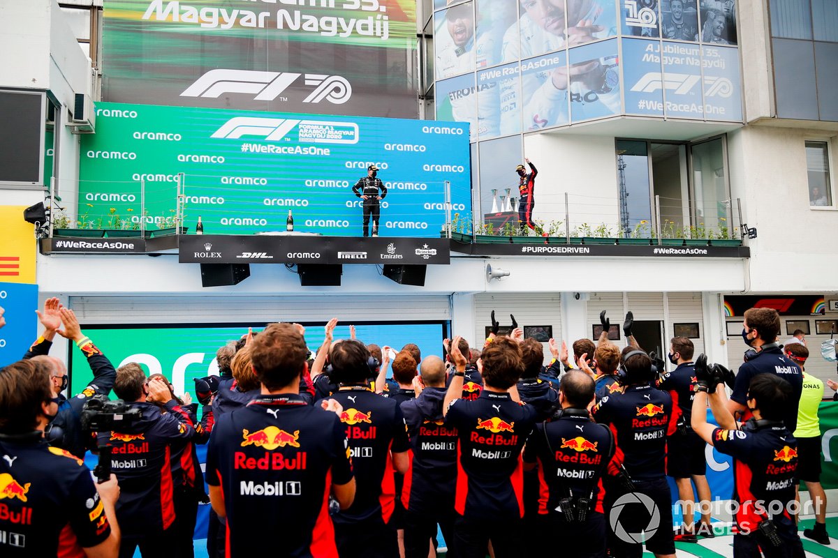 Valtteri Bottas, Mercedes-AMG Petronas F1 et Lewis Hamilton, Mercedes-AMG Petronas F1 sur le podium