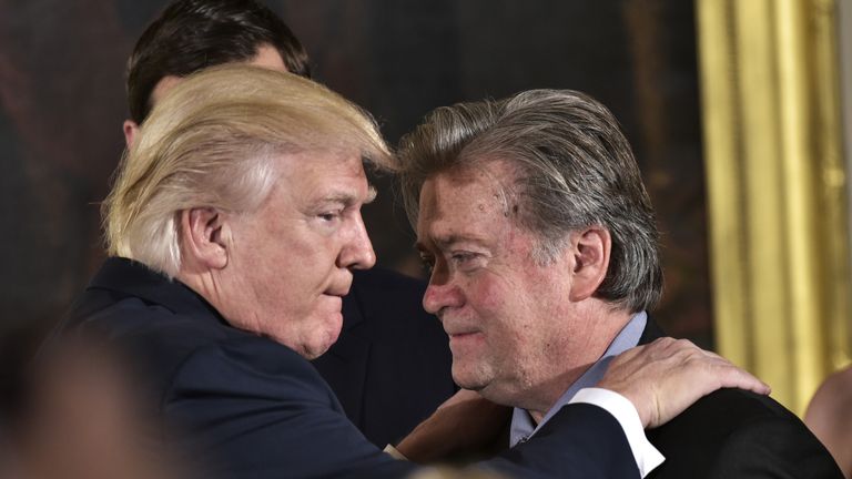 Le président américain Donald Trump (L) félicite le conseiller principal du président Stephen Bannon lors de l'assermentation des cadres supérieurs dans la East Room de la Maison Blanche le 22 janvier 2017 à Washington, DC.  / AFP / MANDEL NGAN (Le crédit photo doit se lire MANDEL NGAN / AFP / Getty Images)