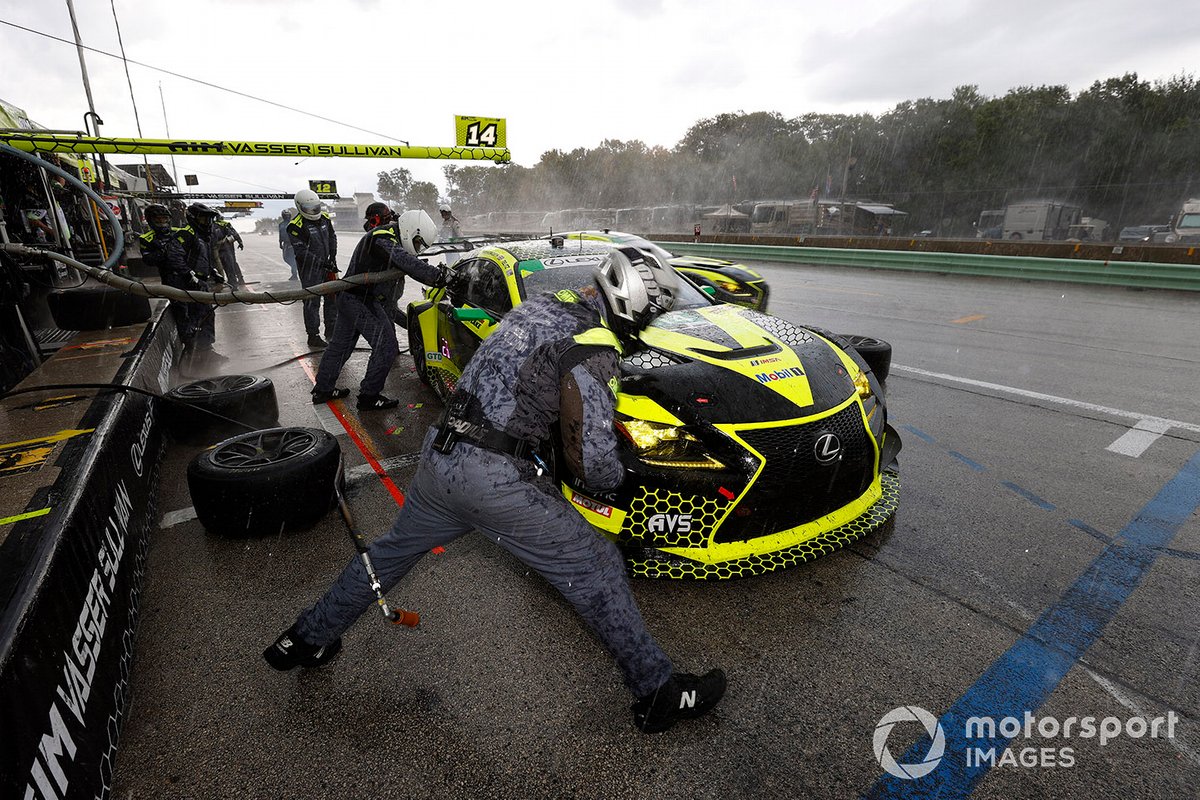 La Lexus n ° 14 de Hawksworth / Telitz est battue hors de la voie des stands par la voiture sœur de Bell / Montecalvo dans les dernières étapes pluvieuses de la course Road America. 