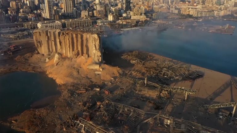 Les quais de Beyrouth après une explosion massive, ressentie aussi loin que Chypre
