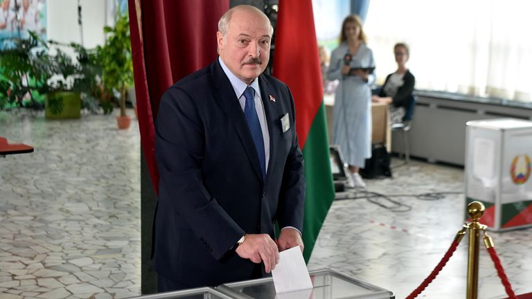 Le président Alexander Loukachenko dépose son bulletin de vote à Minsk