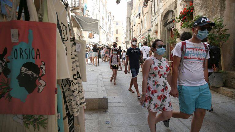 Les touristes portent des masques dans les rues de Bonifacio, Corse