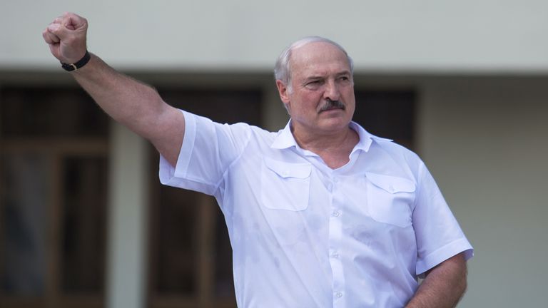 Le président biélorusse Loukachenko fait des gestes lors d'un rassemblement de ses partisans à Minsk