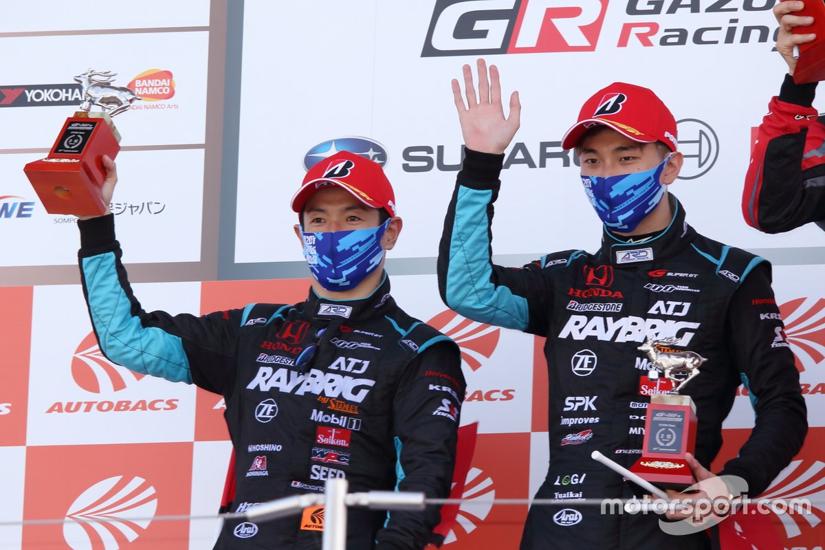 Naoki Yamamoto, Tadasuke Makino sur le podium (# 100 RAYBRIG NSX-GT)