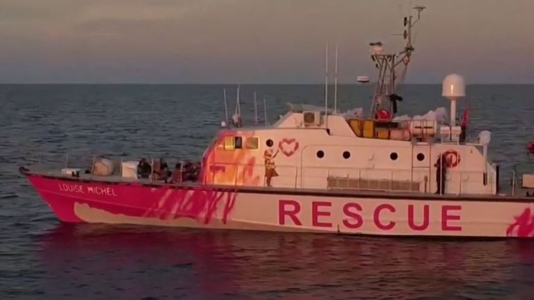 Banksy finance un bateau pour sauver des migrants en Méditerranée