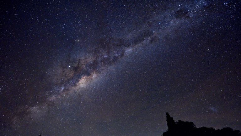 Le centre galactique de la Voie lactée, Jupiter (point le plus brillant au centre-gauche de l'image) et la galaxie du petit nuage de Magellan (SMC) (coin en bas à droite) sont vus à la fin du 10 mai 2019 depuis la campagne uruguayenne dans le département de Soriano , près du village d'Andresito, département de Flores.  (Photo par Mariana SUAREZ / AFP) (Le crédit photo doit se lire MARIANA SUAREZ / AFP / Getty Images)