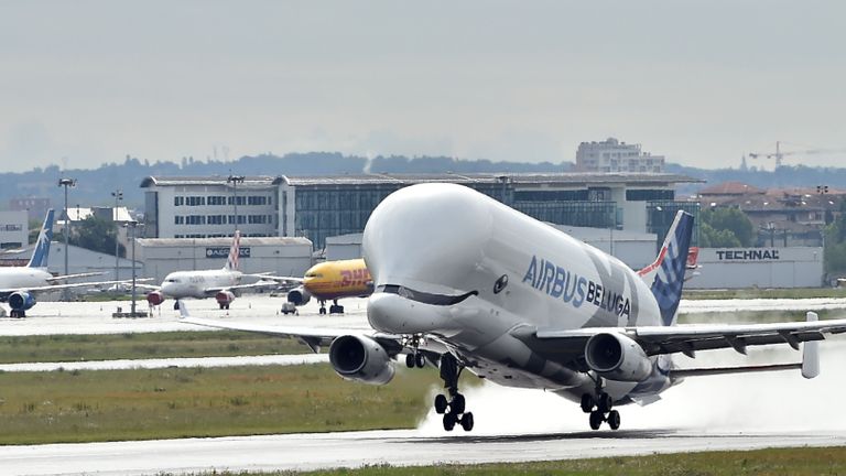 Le Beluga XL d'Airbus décolle de l'aéroport de Toulouse Blagnac le 30 avril 2020. - L'appareil est entré en service le 9 janvier 2020, après avoir reçu sa certification de type le 13 novembre 2019 (photo de REMY GABALDA / AFP) (photo de REMY GABALDA) / AFP via Getty Images)