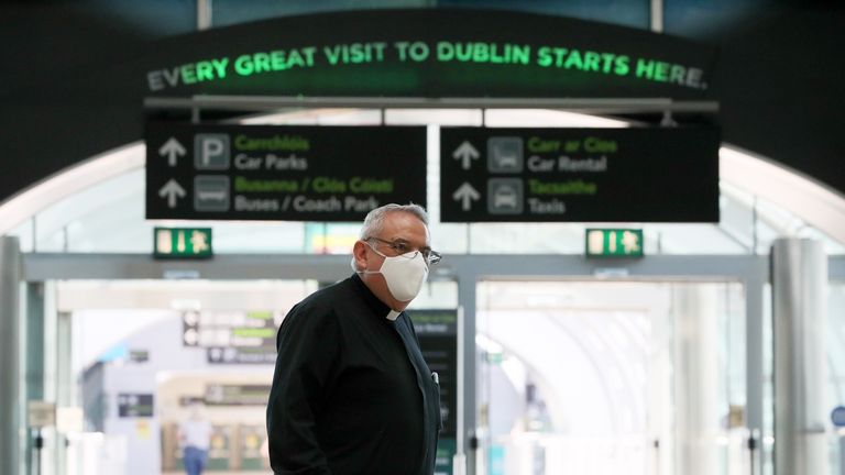 Un prêtre portant un masque protecteur au terminal 2 de l'aéroport de Dublin comme obligation pour les personnes arrivant en Irlande de l'étranger d'alerter les autorités où elles s'auto-isoleront est entrée en vigueur.