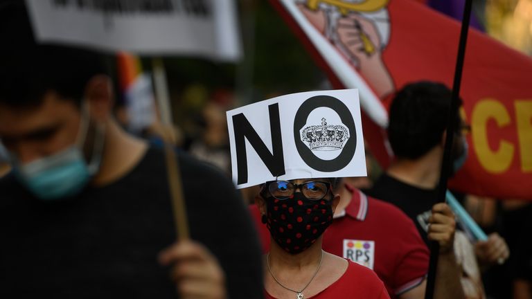 Une femme assiste à une manifestation contre la prétendue monarchie corrompue à Madrid le 25 juillet 2020. - La Cour suprême espagnole a annoncé en juin l'ouverture d'une enquête pour déterminer si l'ancien roi Juan Carlos avait une responsabilité pénale dans une affaire de corruption présumée lorsque l'Arabie saoudite l'a confié la construction du TGV de la Mecque à un consortium espagnol.  (Photo PIERRE-PHILIPPE MARCOU / AFP) (Photo PIERRE-PHILIPPE MARCOU / AFP via Getty Images)