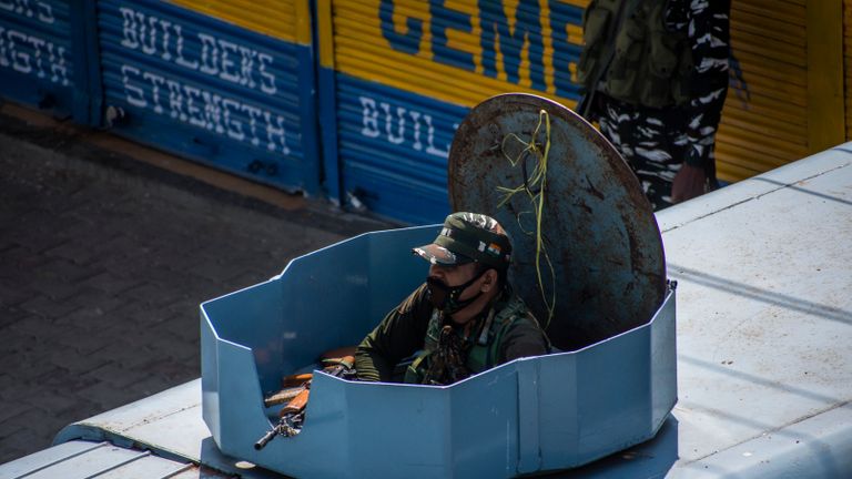 SRINAGAR, KASHMIR - INDE - 05 AOÛT: Un soldat paramilitaire indien garde au sommet de son véhicule blindé sur une place de la ville déserte, pendant un couvre-feu comme des restrictions, un an après que l'Inde a révoqué le statut spécial du Jammu-et-Cachemire, le 05 août 2020 à Srinagar , la capitale d'été du Cachemire sous administration indienne, en Inde.  La police indienne et le personnel paramilitaire ont été déployés en force alors que les autorités imposaient des restrictions de type couvre-feu dans la capitale d'été Srinagar à l'occasion du premier anniversaire du gouvernement indien qui a dépouillé la région himalayenne, contestée par l'Inde et le Pakistan depuis 1947, de son autonomie et de la rétrogradation de son statut. d'un état à un territoire de l'union dans un mouvement furtif l'année dernière.  La région est déjà sous le choc d'un verrouillage imposé par les autorités pour freiner la propagation du coronavirus.  (Photo par Yawar Nazir / Getty Images)