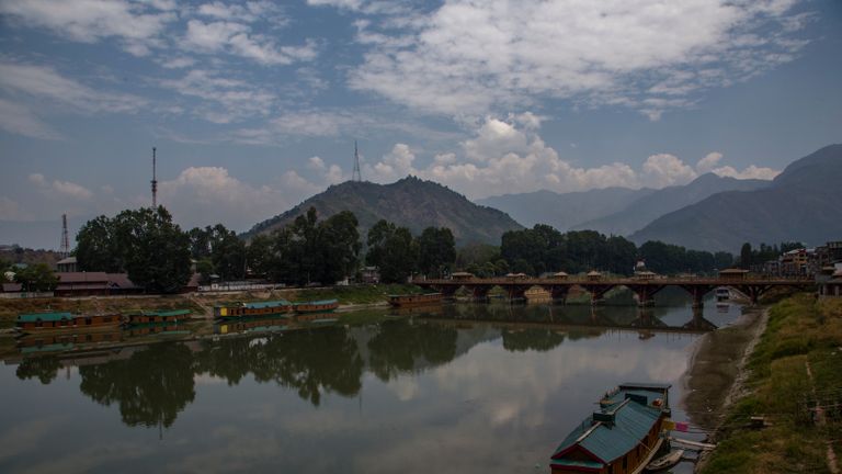 SRINAGAR, KASHMIR - INDE - 05 AOÛT: Les bateaux-maisons sont amarrés sur les rives de la rivière Jehlum, un an après que l'Inde a révoqué le statut spécial du Jammu-et-Cachemire, dans le centre-ville le 05 août 2020 à Srinagar, la capitale d'été de l'Inde administré au Cachemire, en Inde.  La police indienne et le personnel paramilitaire ont été déployés en force alors que les autorités imposaient des restrictions de type couvre-feu dans la capitale d'été Srinagar à l'occasion du premier anniversaire du gouvernement indien qui a dépouillé la région himalayenne, contestée par l'Inde et le Pakistan depuis 1947, de son autonomie et de la rétrogradation de son statut. d'un état à un territoire de l'union dans un mouvement furtif l'année dernière.  La région est déjà sous le choc d'un verrouillage imposé par les autorités pour freiner la propagation du coronavirus.  (Photo par Yawar Nazir / Getty Images)